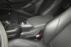 BMW M Performance Armauflage in Alcantara und Carbon